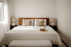 Desk, iron/ironing board, WiFi, bed sheets