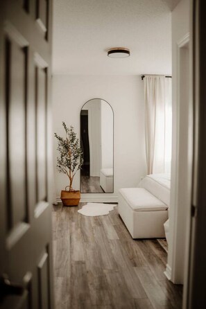 Desk, iron/ironing board, WiFi, bed sheets