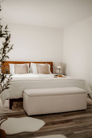 Desk, iron/ironing board, WiFi, bed sheets