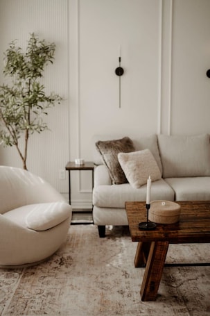 TV, fireplace. Luxury Townhouse | Barrie Hideaway