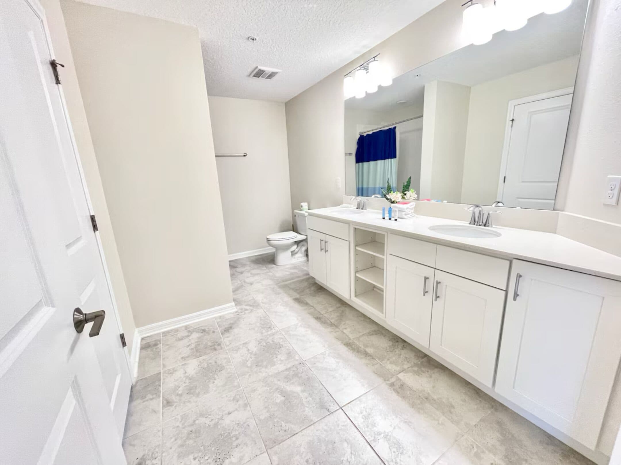 Douche, sèche-cheveux, serviettes fournies, papier toilette