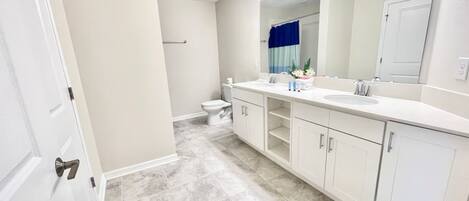 Douche, sèche-cheveux, serviettes fournies, papier toilette