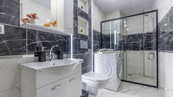 Family Condo, 2 Bedrooms, Non Smoking, Balcony | Bathroom