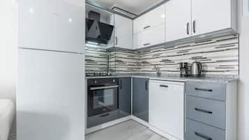 Family Condo, 2 Bedrooms, Non Smoking, Balcony | Dapur peribadi | Pembancuh kopi/teh, cerek elektrik