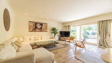 Smart TV, fireplace, foosball, stereo