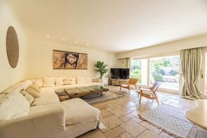 Smart TV, fireplace, foosball, stereo