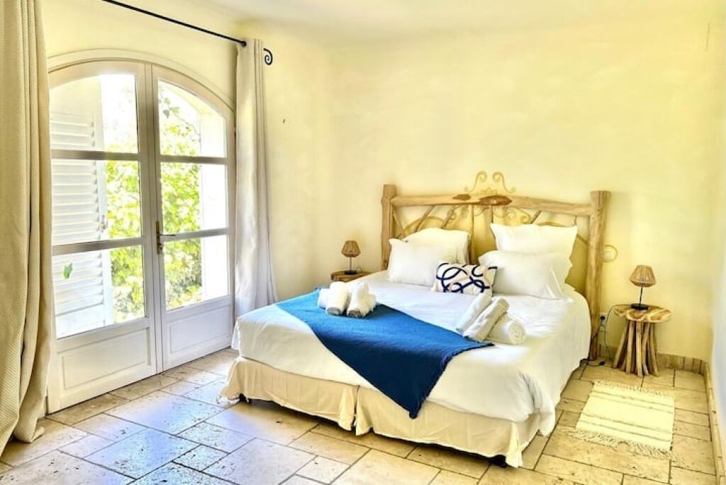 6 bedrooms, iron/ironing board, travel crib, free WiFi