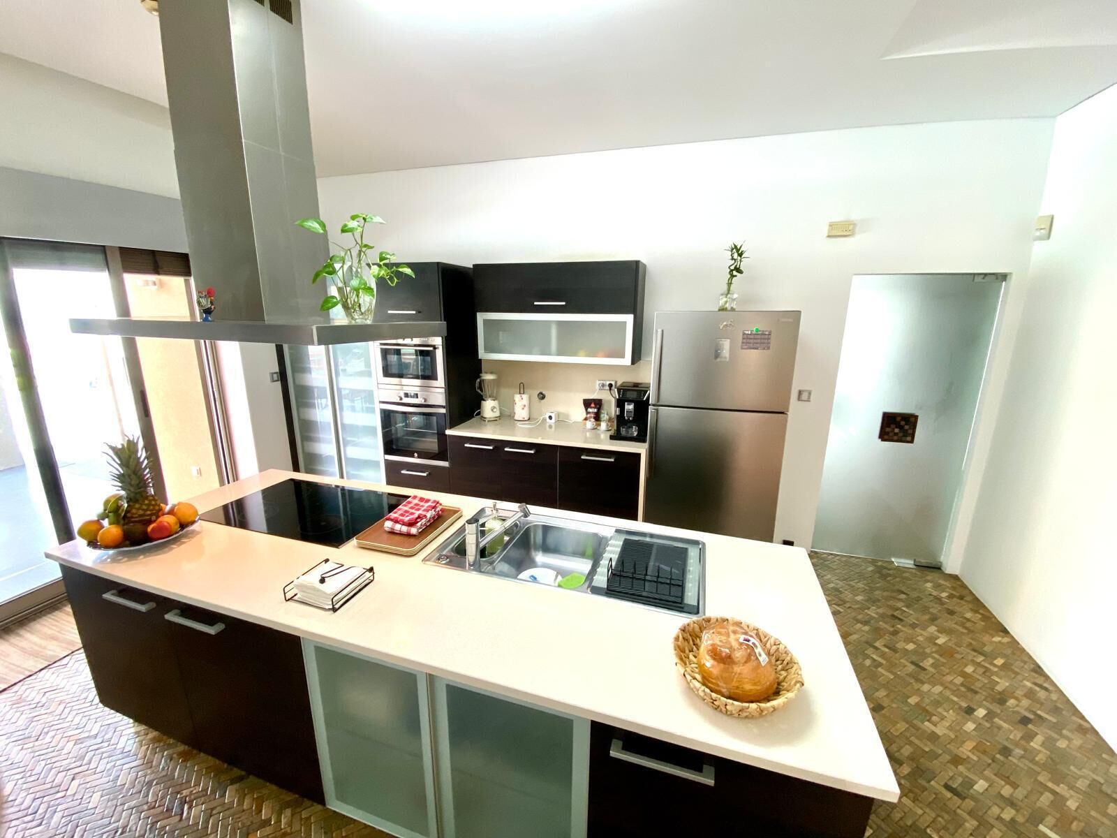 Frigorífico, microondas, horno y placa de cocina