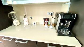 Een koelkast, een magnetron, een oven, een kookplaat