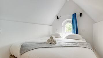 1 bedroom, iron/ironing board, internet, bed sheets