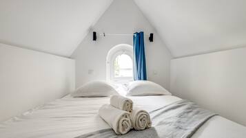 1 bedroom, iron/ironing board, internet, bed sheets