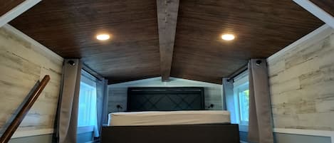 1 bedroom, bed sheets