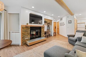 Televisión y chimenea 