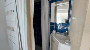 Een douche, een haardroger, handdoeken