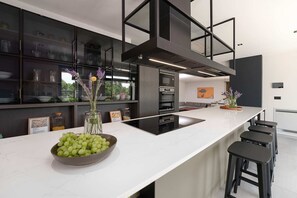 ثلاجة، ميكروويف، موقد طهي مسطح، غسالة أطباق