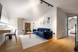 Televisio, takka, pöytätennispöytä