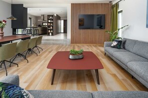 تلفزيون، مدفأة، تنس طاولة