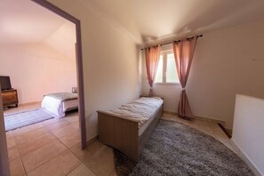 7 chambres, fer et planche à repasser, Wi-Fi, draps fournis