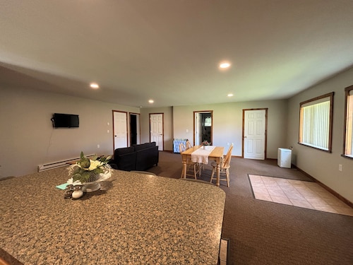 Lovely 2-bedroom apartment only
20 minutes from the All-Star Village!