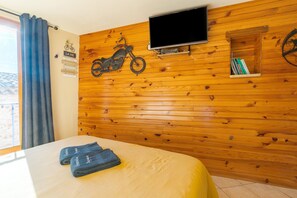 WiFi, bed sheets - Guest Room "Voyage" with Shared Terrace, Wi-Fi and Air Conditioning (Sainte-Croix du Verdon)