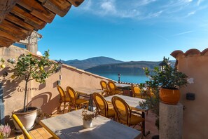 تناول الطعام بالخارج