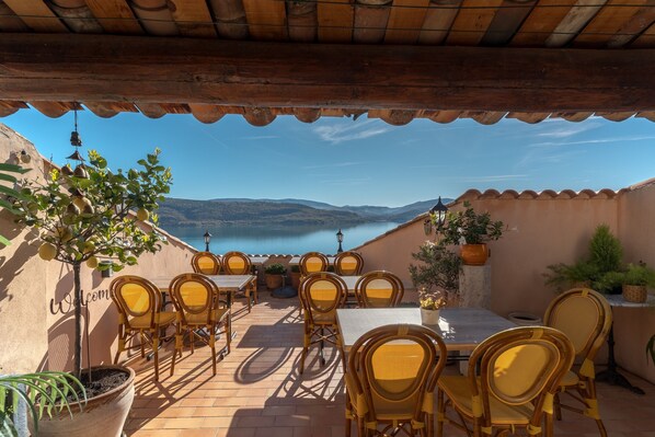 Outdoor dining - Guest Room "Voyage" with Shared Terrace, Wi-Fi and Air Conditioning (Sainte-Croix du Verdon)