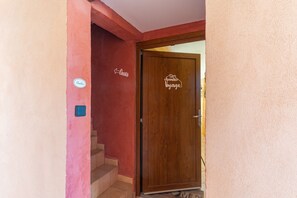 Une porte en bois avec une pancarte indiquant « chambre Voyage ».