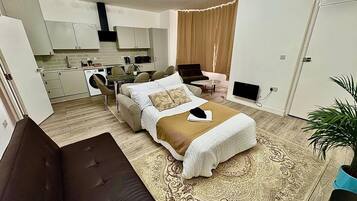 2 habitaciones, tabla de planchar con plancha, wifi y ropa de cama