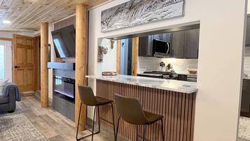 Køleskab, mikrobølgeovn, ovn, kogeplade