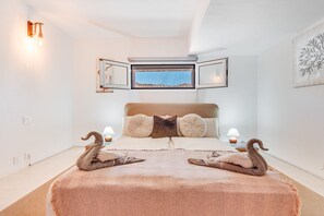 5 soverom, skrivebord, strykejern/-brett og reiseseng for barn