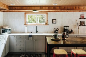 Private kitchen - Rock Pine Cabin - Wooded 5 acre Retreat! (Eldred)
