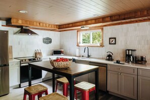 Private kitchen - Rock Pine Cabin - Wooded 5 acre Retreat! (Eldred)