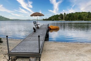 Beach - Modern Lakefront Chalet with Games Room, Gym, Wrap Around Balcony & Scenic Views (Bouchette)