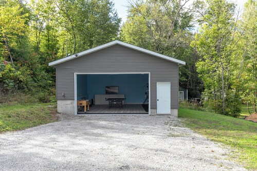 Modern Lakefront Chalet with Games Room, Gym, Wrap Around Balcony & Scenic Views