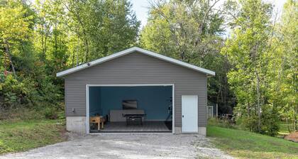 Modern Lakefront Chalet with Games Room, Gym, Wrap Around Balcony & Scenic Views