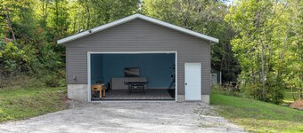 Modern Lakefront Chalet with Games Room, Gym, Wrap Around Balcony & Scenic Views