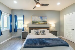 3 bedrooms, iron/ironing board, WiFi, bed sheets - Modern Lakefront Chalet with Games Room, Gym, Wrap Around Balcony & Scenic Views (Bouchette)