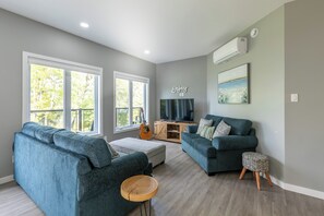 TV, fireplace - Modern Lakefront Chalet with Games Room, Gym, Wrap Around Balcony & Scenic Views (Bouchette)