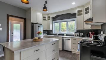 Microondas, horno, parrilla de estufa y lavavajillas