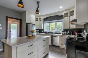 Microondas, horno, parrilla de estufa y lavavajillas