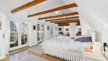 5 bedrooms, iron/ironing board, WiFi, bed sheets