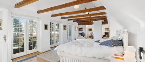 5 bedrooms, iron/ironing board, WiFi, bed sheets