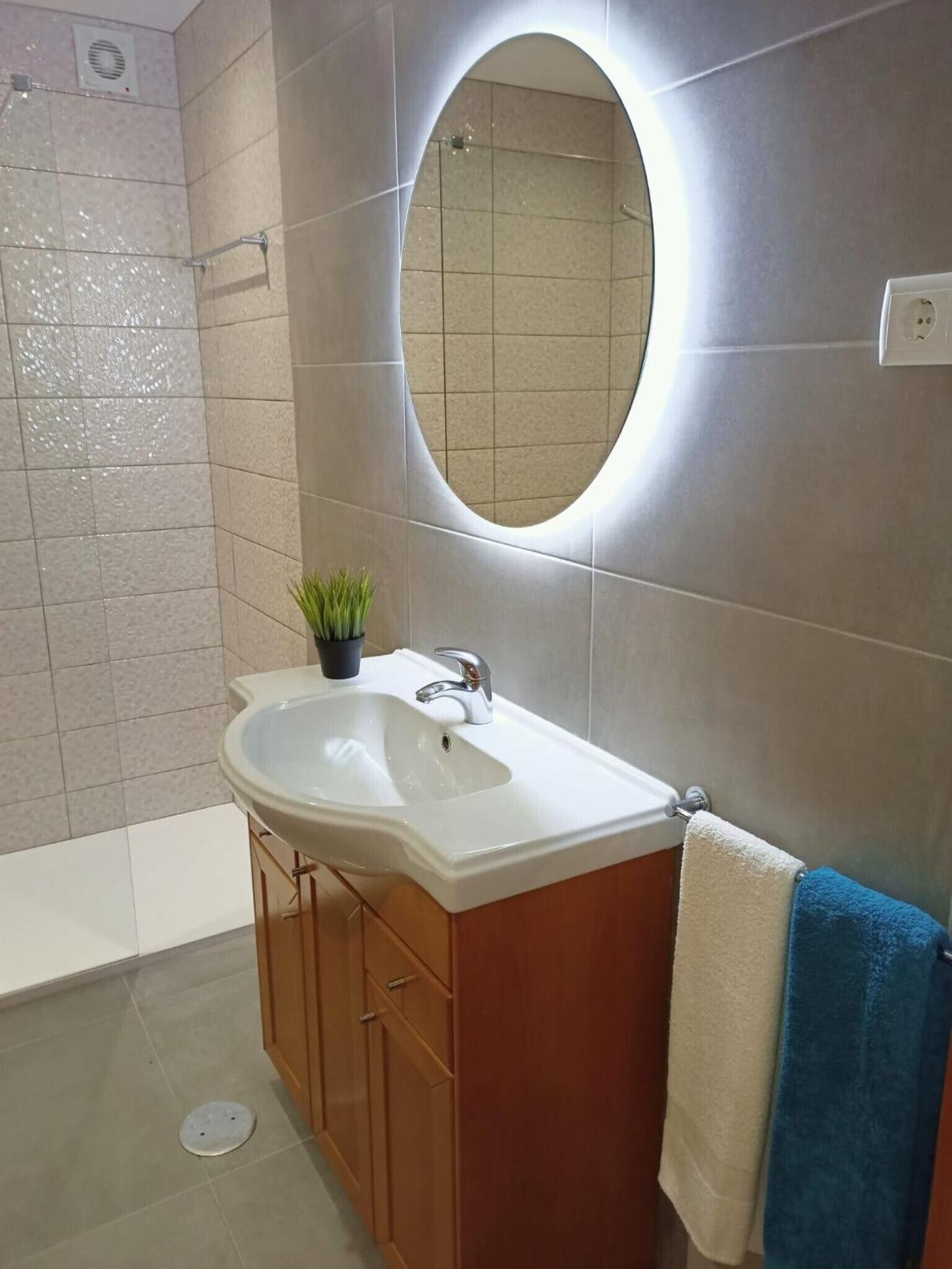Douche, sèche-cheveux, serviettes fournies