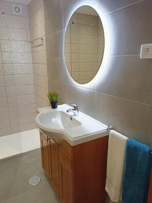 Dusche, Haartrockner, Handtücher