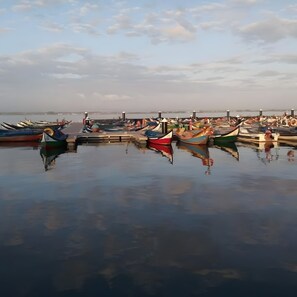 Un port tranquille où des bateaux sont amarrés à un quai.