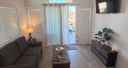 River Lagoon Charming 1-bedroom Park Model #41 on the Colorado River