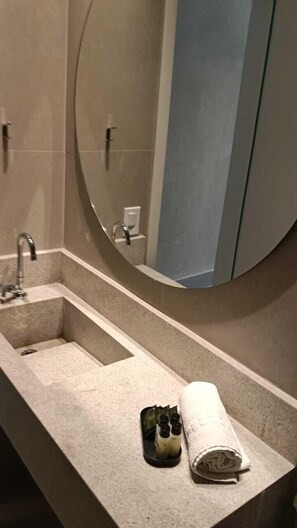 行政雙人房 | 浴室 | 淋浴設備、提供毛巾、廁紙