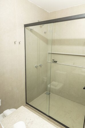 Shower, handuk,  dan tisu toilet