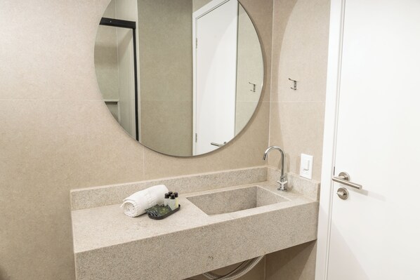 Douche, serviettes fournies, papier toilette