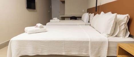 Suíte família | Escrivaninha, Wi-Fi de cortesia